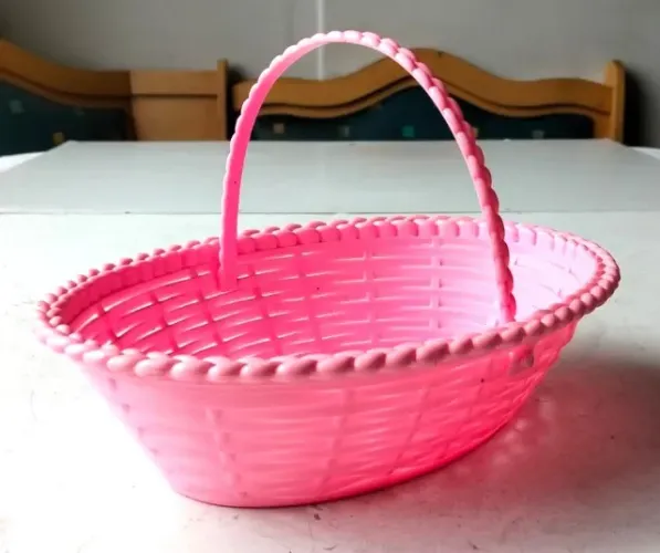 Cestinha Decorativa de Plástico Rosa - Alça Móvel - Anos 90 - Usado