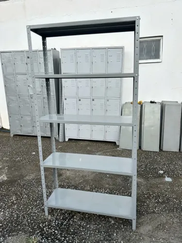 Prateleiras de aço