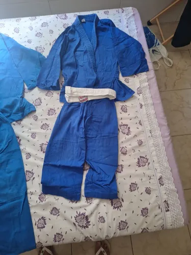 Kimono infantil, em bom estado de conservação. BAIXEI PARA VENDER RÁPIDO.