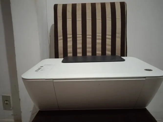 Impressora HP Deskjet sem cartuchos.