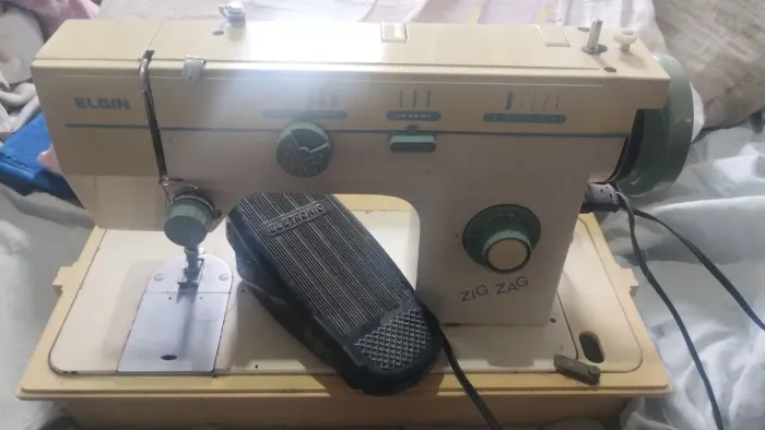 Máquina de costura Elgin 110 volts