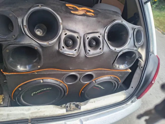 Vendo som de carro top