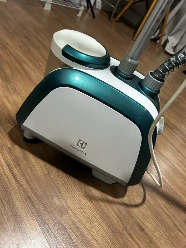 Vaporizador Passadeira de Roupas Electrolux com Vapor Vertical (GST10)