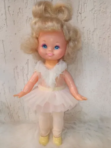 Boneca bailarina da Estrela anos 80, dançando como nunca, ideal para colecionadores.