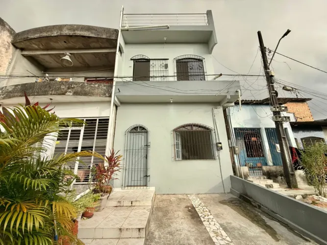Casa toda reformada à venda na Av. Centenário, 225m2, 3 pavimentos