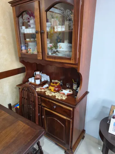 Cristaleira em madeira maciça