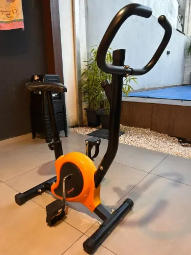 Vende-se bicicleta egocêntrica e simulador de caminhada
