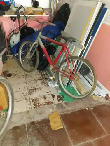 Vendo uma bicicleta aro26quetem garupa que não está na foto precisa trocar cama ar pneu.