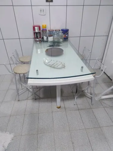 Mesa de vidro com Madeira com banquetas cozinha