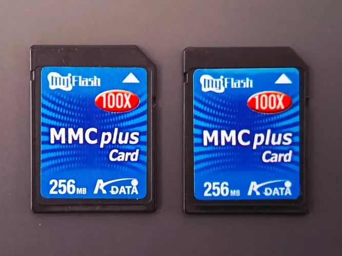 Dois Cartões MMC (Multimédia Card) de 256MB Adata