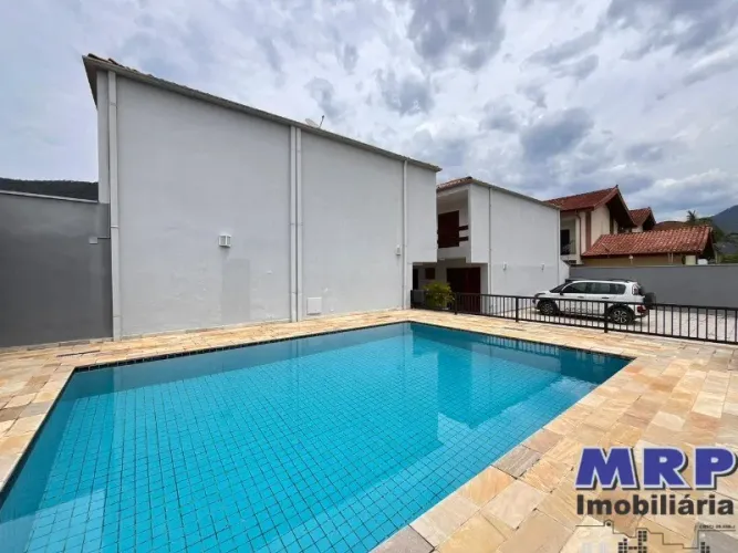 Sobrado à venda, Praia da Maranduba em Ubatuba. 2 quartos. Condomínio com piscina.
