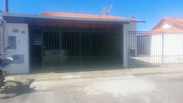 Casa à venda em Pinhalzinho/SP.