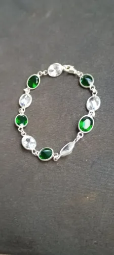 Pulseira Feminina Prateada com Pedra Verde Estilo Esmeralda