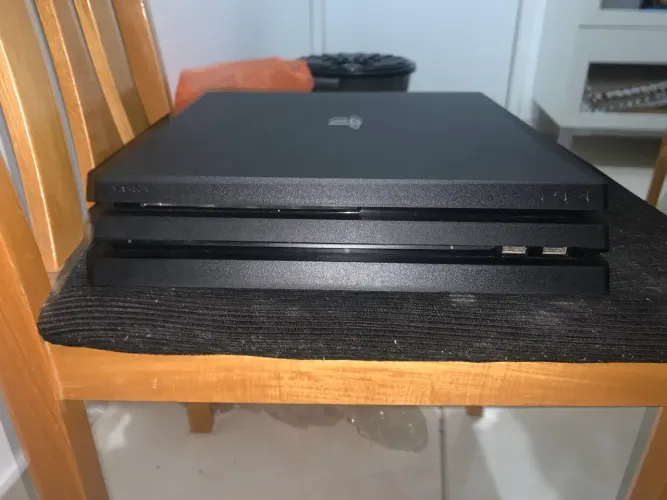 Ps4 pro com três jogos mais dois controles originais 