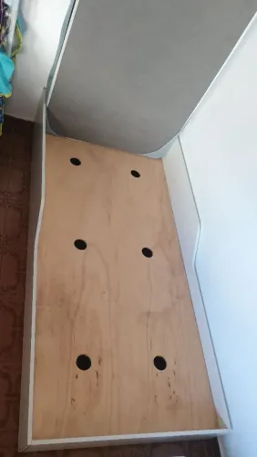 Cama montessoriana com colchão solteiro.