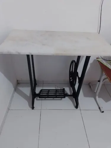 Mesa tampoco mármore branco c pé de maquina singer