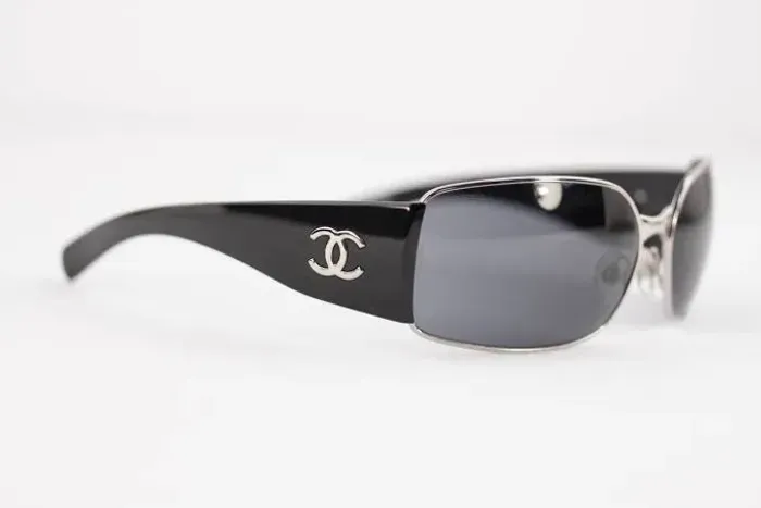 ÓCULOS DE SOL CHANEL Preto e Prata Metal 4115 c.127/87 sem estojo