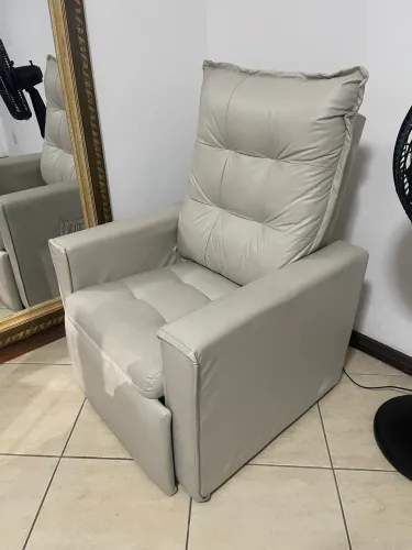Poltrona reclinável creme