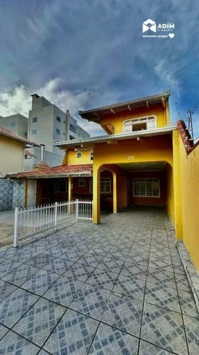 Aluguel anual: Casa ampla de 04 quartos com piscina no Bairro Nações em Balneário Camboriú