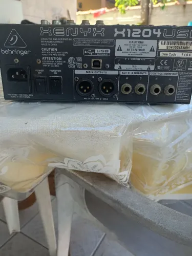  Mesa de som Behringer xenys 1204 usb