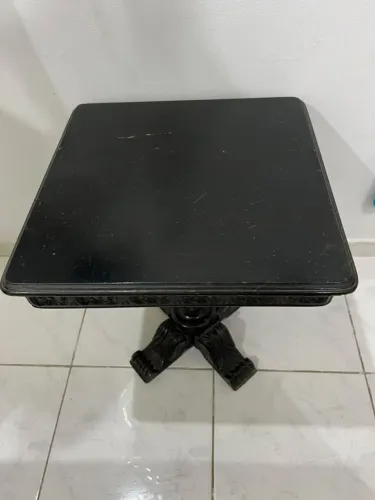 mesa de canto ou de apoio em madeira escura com entalhes clássicos