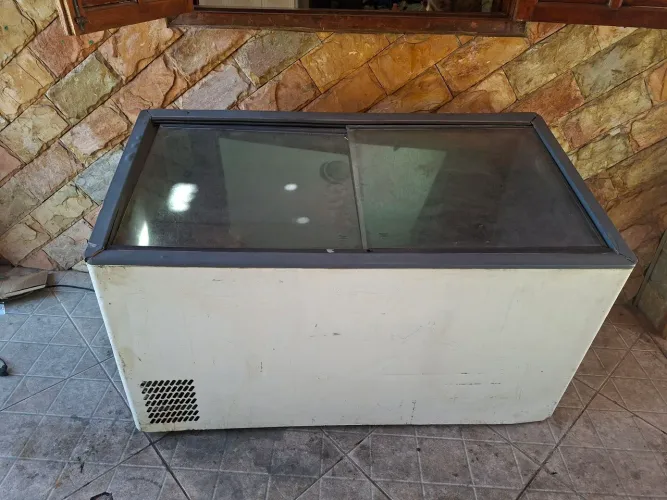 FREEZER HORIZONTAL EXPOSITOR COM TAMPA DE VIDRO - APROX. 500 LITROS
