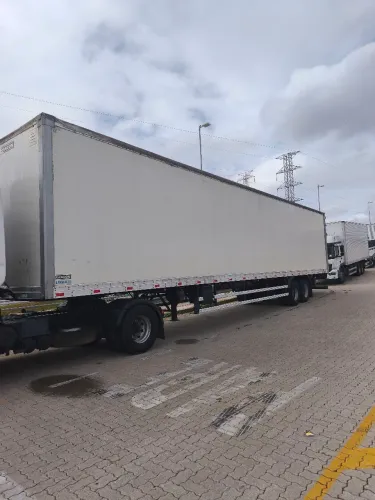 Carreta baú RANDON 2 eixos 2020