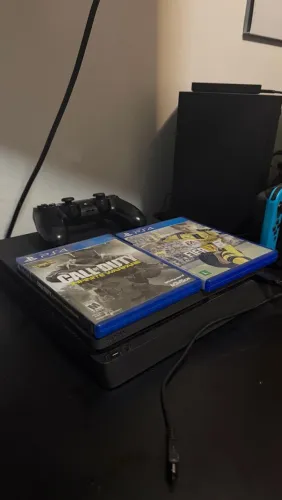 PS4 SLIM 1TB + 1 MANETE + 2 JOGOS FÍSICOS