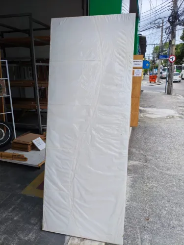 Porta frisada branca