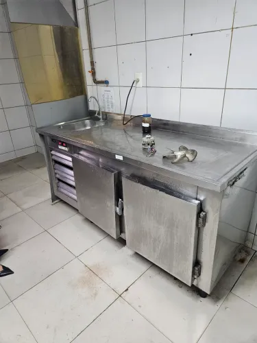 Bancada com pia e freezer
