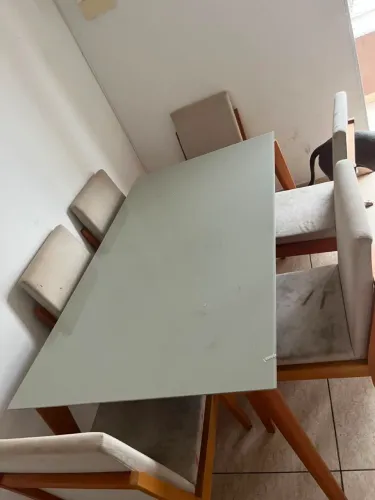Mesa de jantar tampo serigrafado com seis cadeiras estilo colonial
