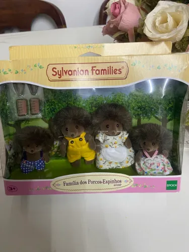 Família dos porcos espinhos na caixa 