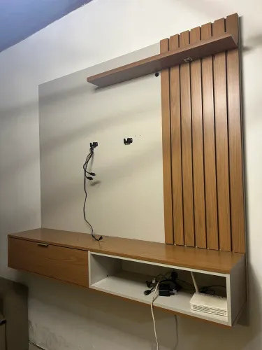 Painel para TV com Rack Suspenso em Madeira - Completo
