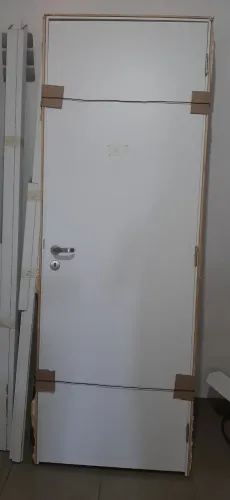Porta 2.10x0.72 metros - Lado direito