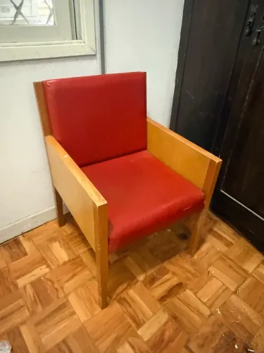 Poltrona Vintage Anos 70 Madeira Maciça e Vermelha - Estilo Retrô / Modernista