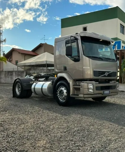 Volvo VM310 - ano 2010 - impecável