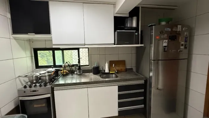 Armários completos da cozinha e balcão de granito