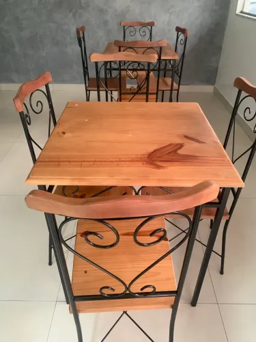 Jogo de mesa com 4 cadeiras 