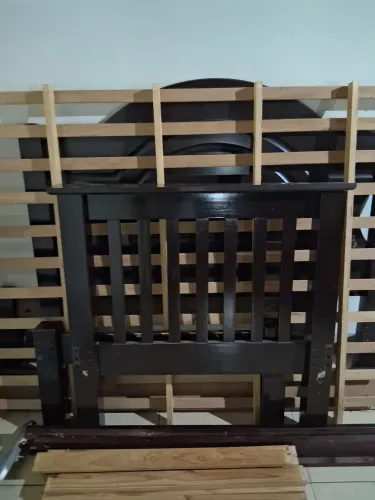 Cama solteiro em madeira de lei - rochinho.
