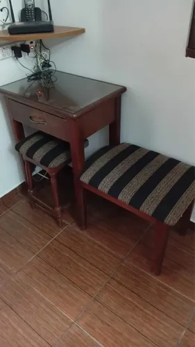 Conjunto de mesa e 2 bancos