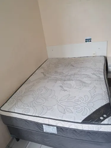 Cama de casal usada