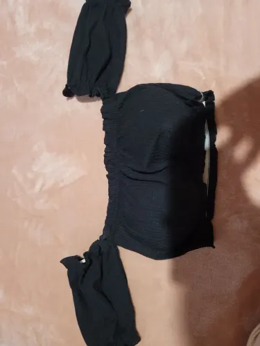 Top cropped preto com bojo