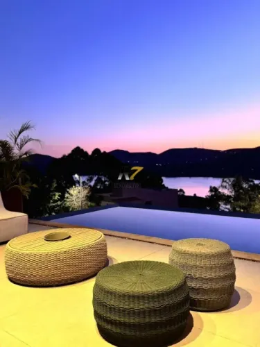 CASA NO ALPHAVILLE COM VISTA PARA A LAGOA DOS INGLESES - À VENDA