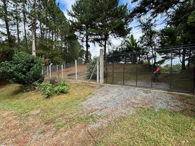 Vendo chácara formada com 2 casas