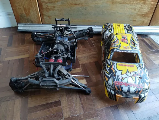Peças Automodelo Traxxas Revo (dois chassis)