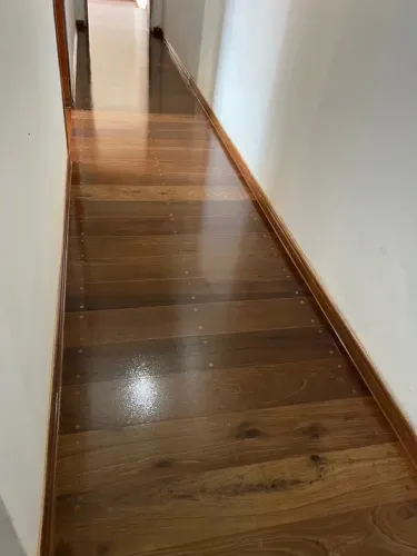 Raspagem de tacos e assoalhos aplicação de resina .