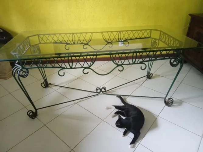 Mesa de vidro com estrutura de ferro