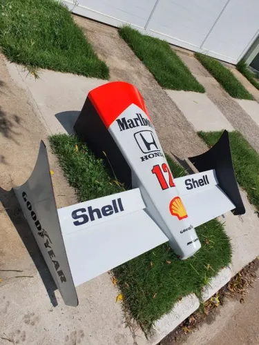 Réplica bico F1 McLaren MP4/4 Ayrton Senna tamanho real em fibra com. Pintura automotiva