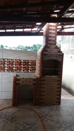 Churrasqueira e bancada tijolo claro com a ponta vermelha