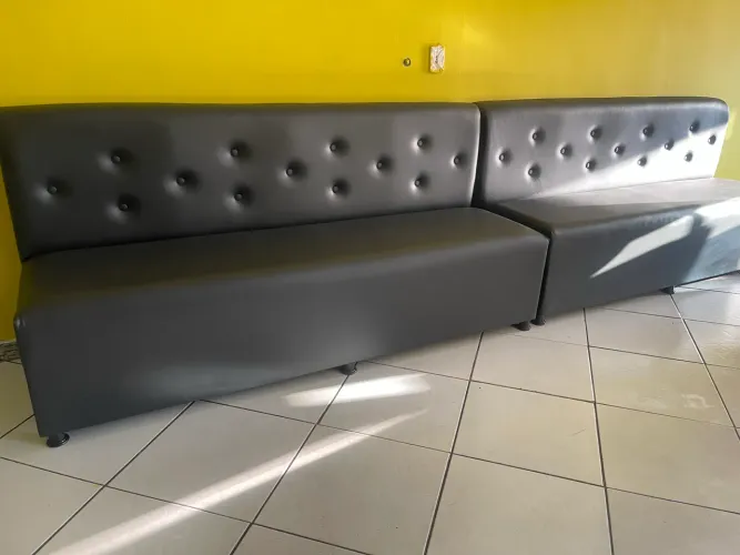 Sofá COMERCIAL PARA ESPERA 1.75mts. 3 lug em Corino direto de fábrica